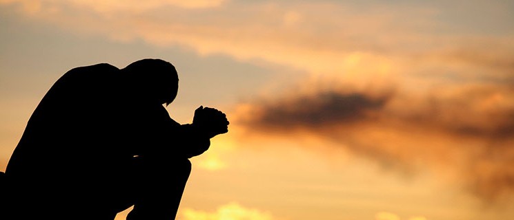 hombre-orando-745x320