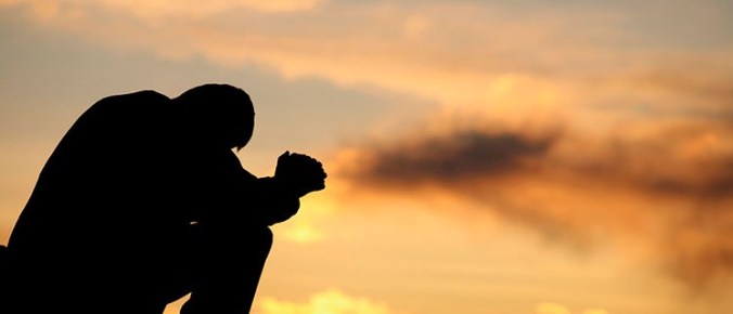 hombre-orando-745x320